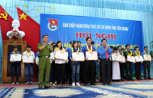 trao giải cho các đồng chí đạt giải Báo cáo viên giỏi cấp tỉnh năm 2014. 